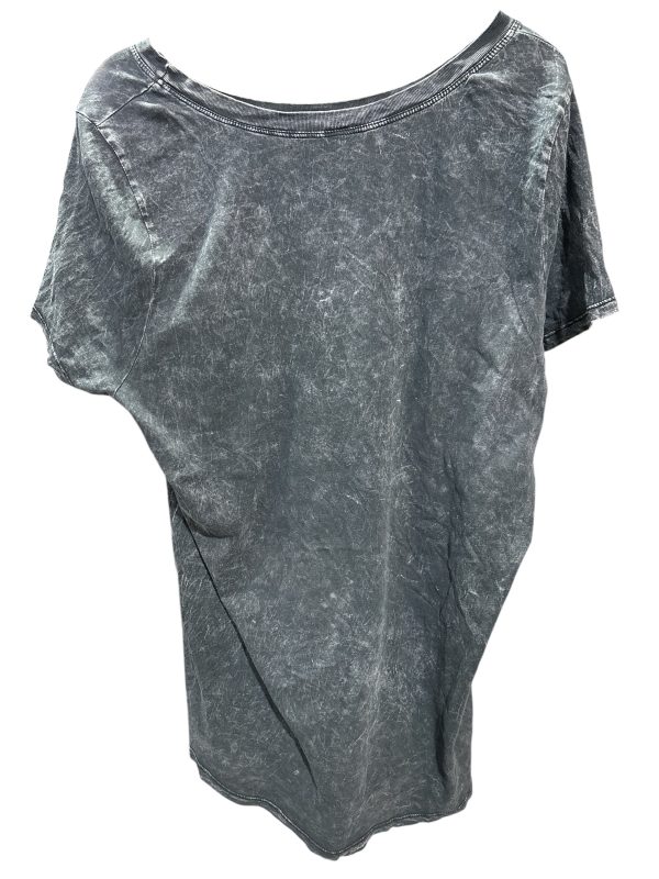 Top Short Sleeve By Torrid In Grey, Size: 2 Sale